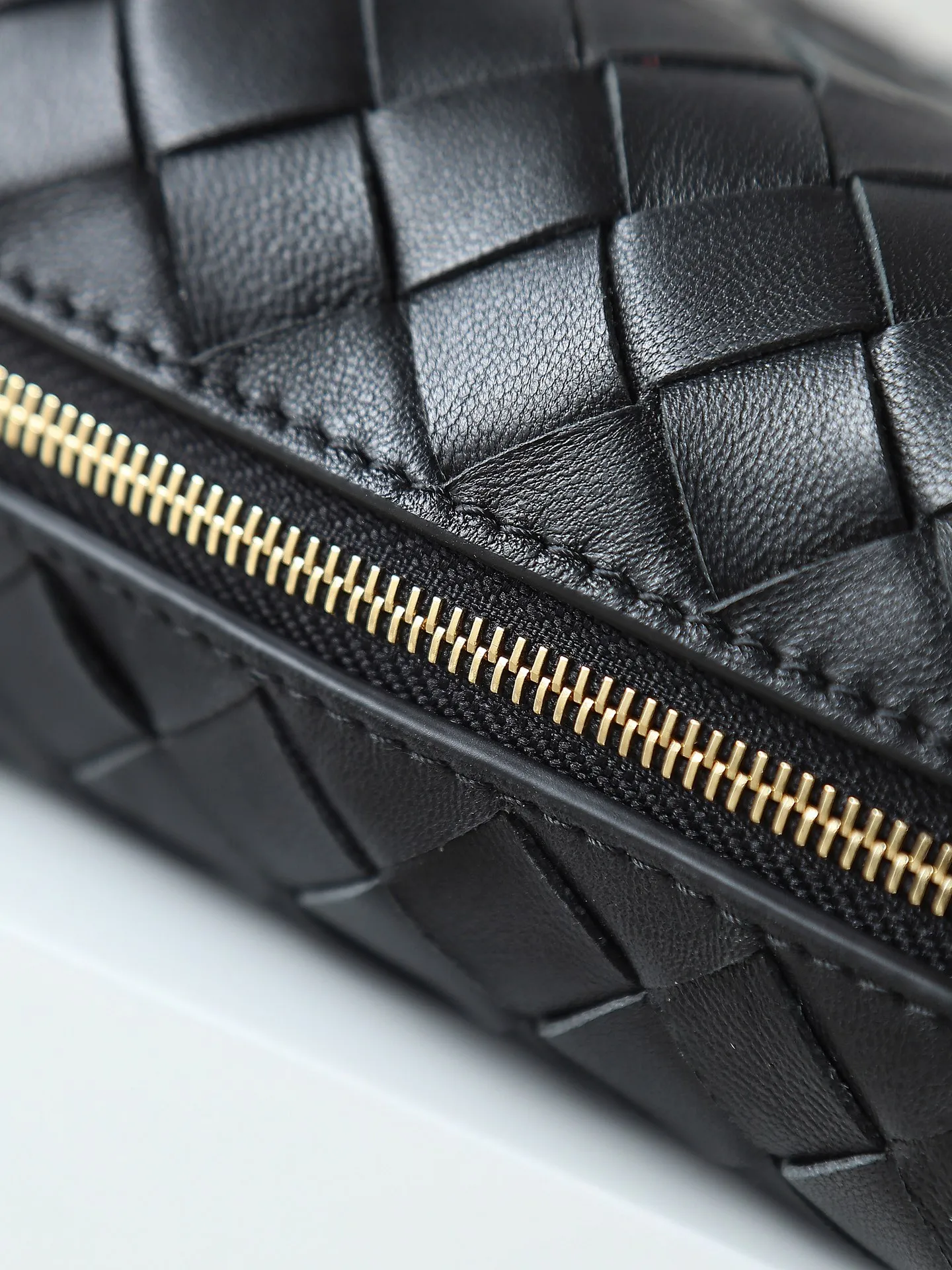 Batch 1300. 𝗕𝗼𝘁𝘁𝗲𝗴𝗮 𝗩𝗲𝗻𝗲𝘁𝗮———— The latest version of the loop camera bag💥 at the BV King of Cost-Effectiveness counter, large woven texture➕As always, ultra-high-quality lambskin, with zippers and adjustable drawstrings, it is especially suitable for the belly💫It can fit anything, and it is very light in weight. It is suitable for girls of all ages. Size: 17*10*6 Style number: 680254